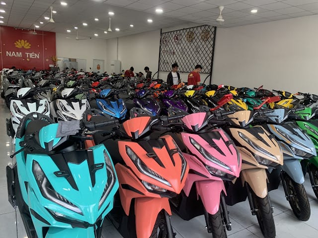 Showroom trưng bày xe máy, nơi tìm kiếm giá Vario 150 hôm nay và các mẫu xe tương tự