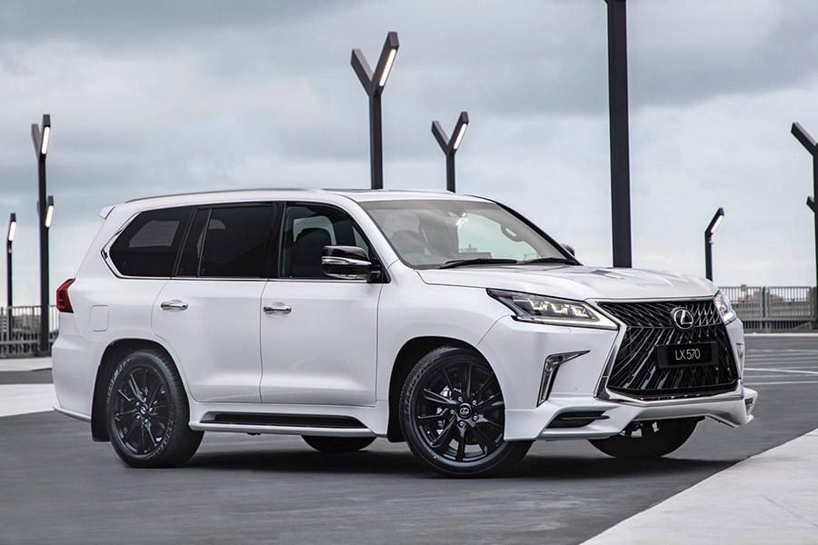 Showroom xe Lexus tại Việt Nam với nhiều mẫu xe trưng bày, minh chứng cho tầm quan trọng của hãng xe này trong thị trường xe sang.
