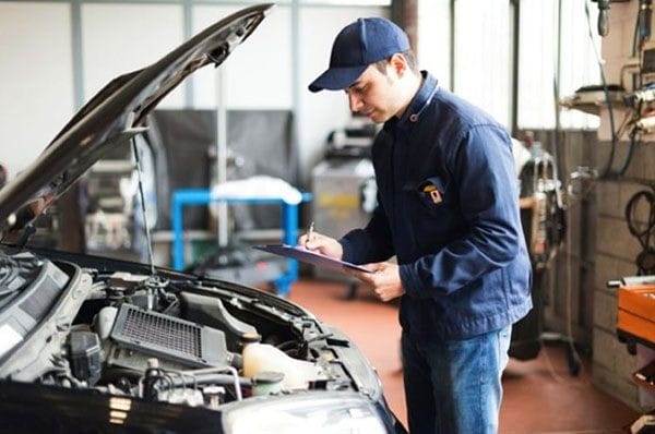 Sinh viên học tập về kỹ thuật ô tô và ứng dụng khí động lực học trong thiết kế xe