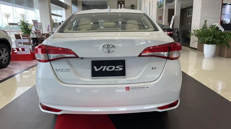 So sánh đuôi xe Toyota Vios và Honda City