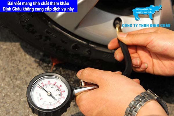 Sử dụng đồng hồ đo áp suất lốp xe để có thể biết bơm lốp xe 4 chỗ bao nhiêu kg là đủ