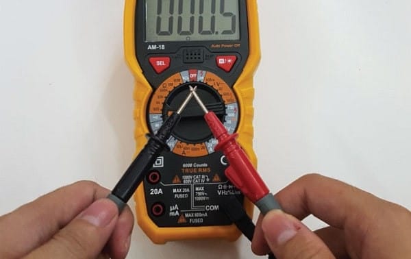 Sử dụng đồng hồ vạn năng kiểm tra cầu chì tẩu thuốc