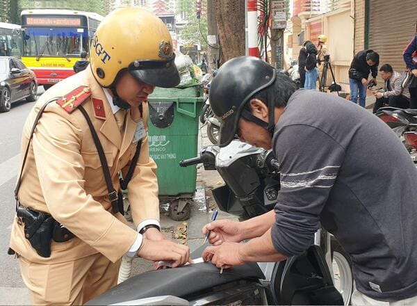 Sử dụng mã QR trên giấy chứng nhận để tra cứu nhanh chóng thông tin bảo hiểm xe máy