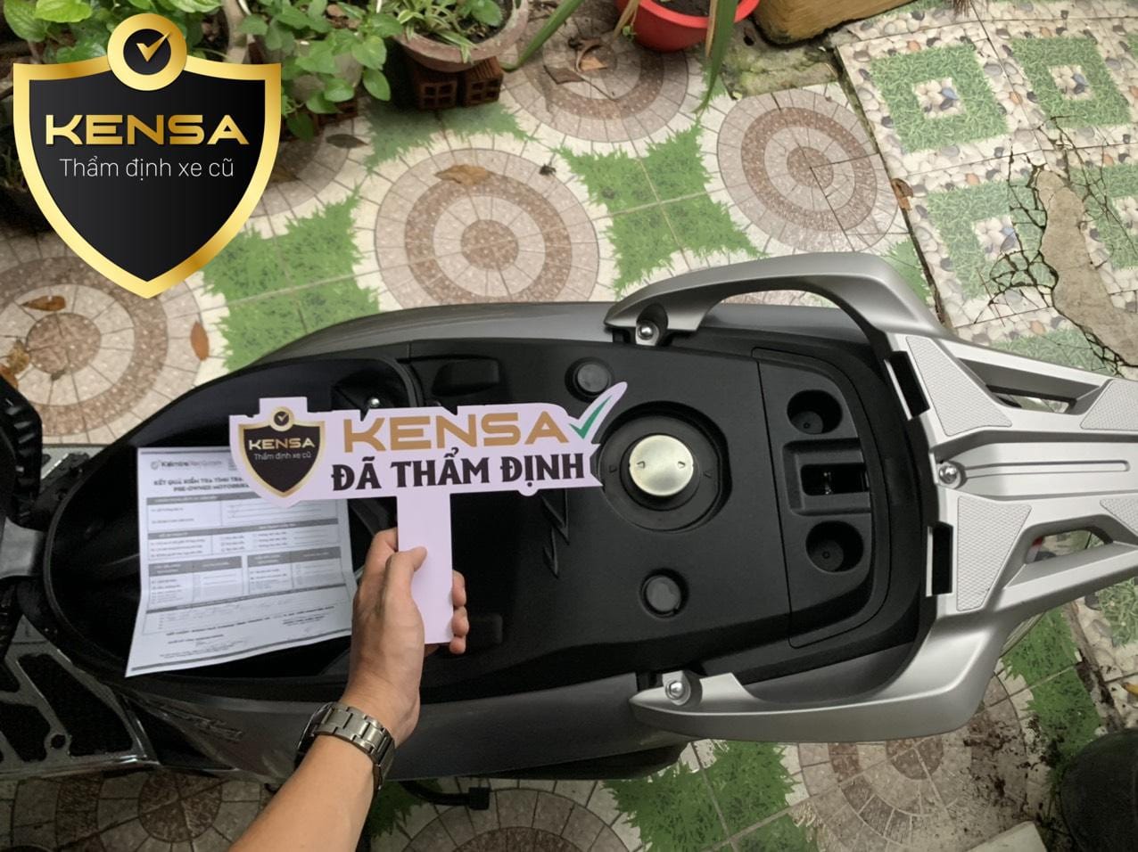 Sử dụng máy đọc lỗi để đánh giá tình trạng xe SH 150i 2018 và xác định giá bao nhiêu là phù hợp.