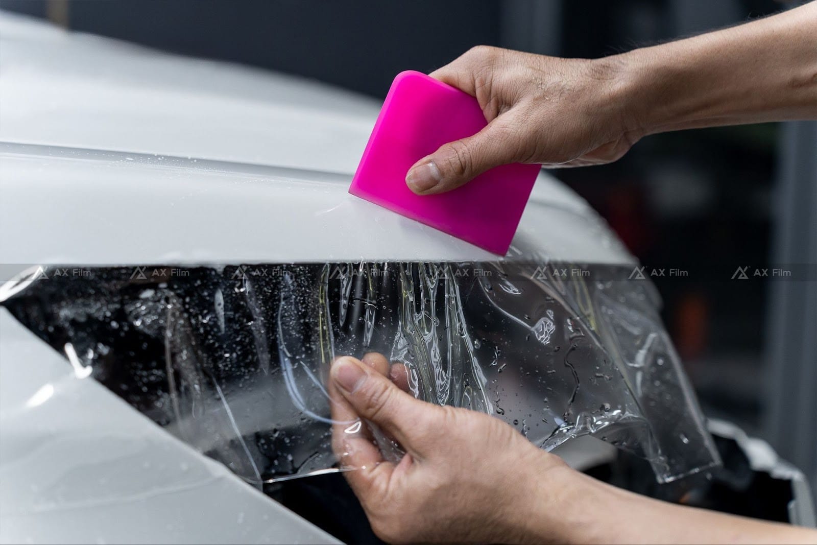 Subaru trắng bóng loáng dưới ánh nắng, thể hiện sự sạch sẽ và may mắn cho người có bản mệnh tháng 6