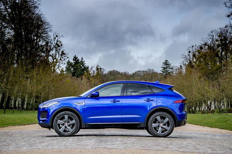 SUV Jaguar E-PACE màu đỏ năng động, mẫu xe cỡ nhỏ linh hoạt của thương hiệu Jaguar.