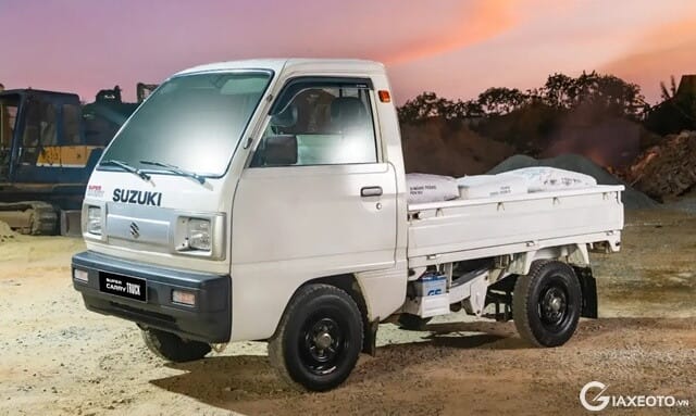 Suzuki Super Carry Truck màu trắng, xe tải nhẹ linh hoạt cho vận chuyển hàng hóa, tham khảo bảng giá xe Suzuki Carry Truck.