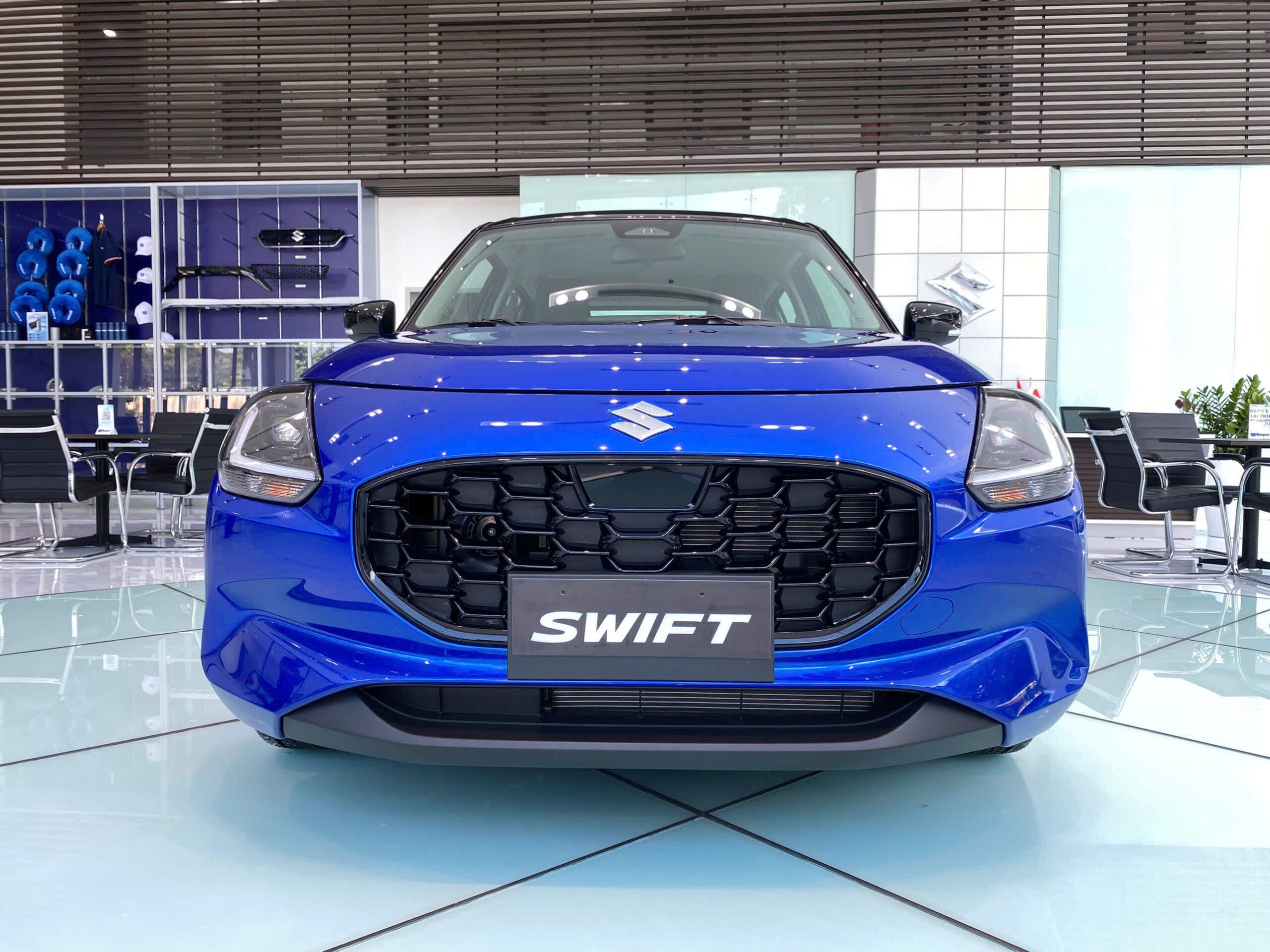 Suzuki Swift Hybrid màu trắng đỗ trên đường phố