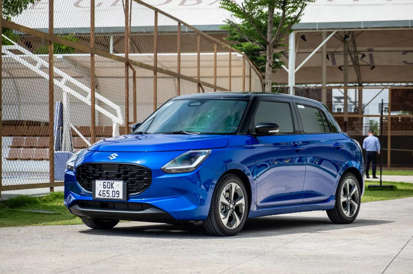 Suzuki Swift màu đỏ cá tính, tìm hiểu giá xe ô tô Suzuki Swift trong phân khúc hatchback