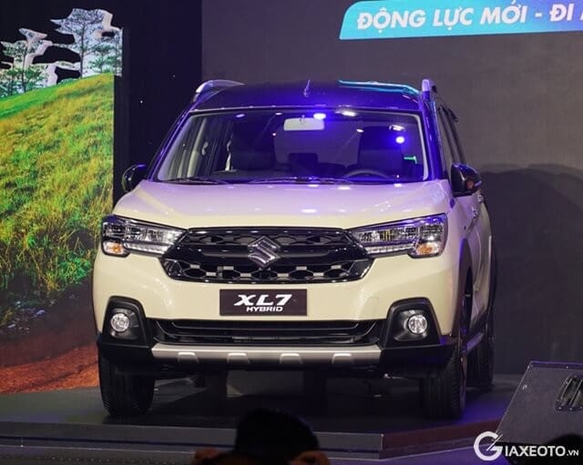 Suzuki XL7 Hybrid màu trắng di chuyển trên đường, minh họa chi phí lăn bánh và bảng giá xe Suzuki XL7.
