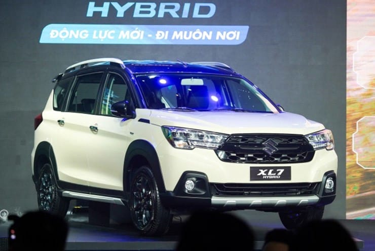 Suzuki XL7 màu cam nổi bật trên đường phố