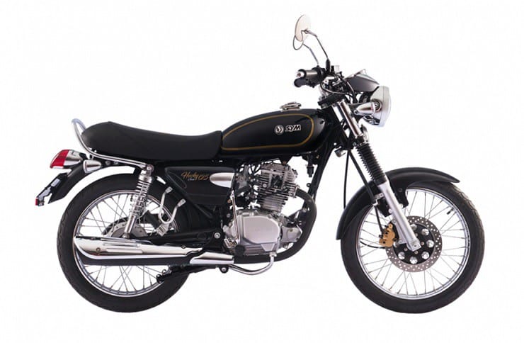 SYM Husky Classic 125 màu trắng thanh lịch đang di chuyển trên đường