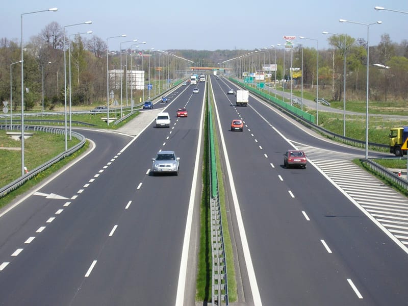 Tài xế cần tuân thủ tốc độ tối đa quy định khi di chuyển trên đường đôi trong khu vực dân cư
