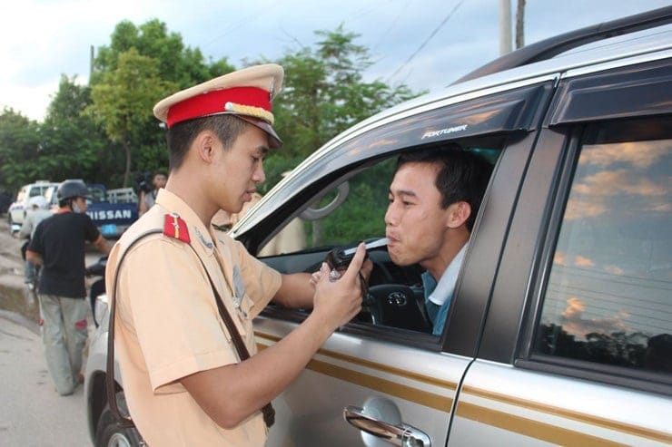 Tài xế chấp hành kiểm tra nồng độ cồn ô tô để tránh vi phạm