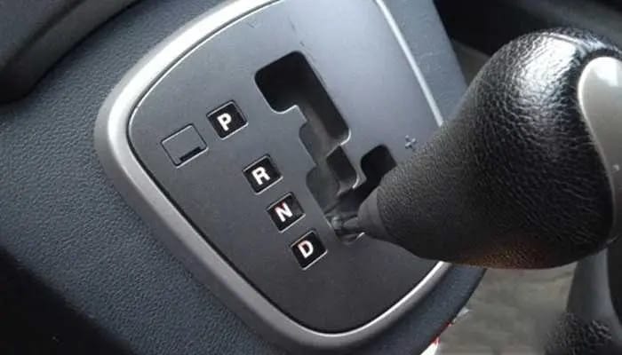 Tài xế chuyển cần số từ P sang D trên xe số tự động