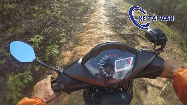 Tài xế đang điều khiển xe máy lên dốc, thể hiện kỹ thuật đề ba an toàn