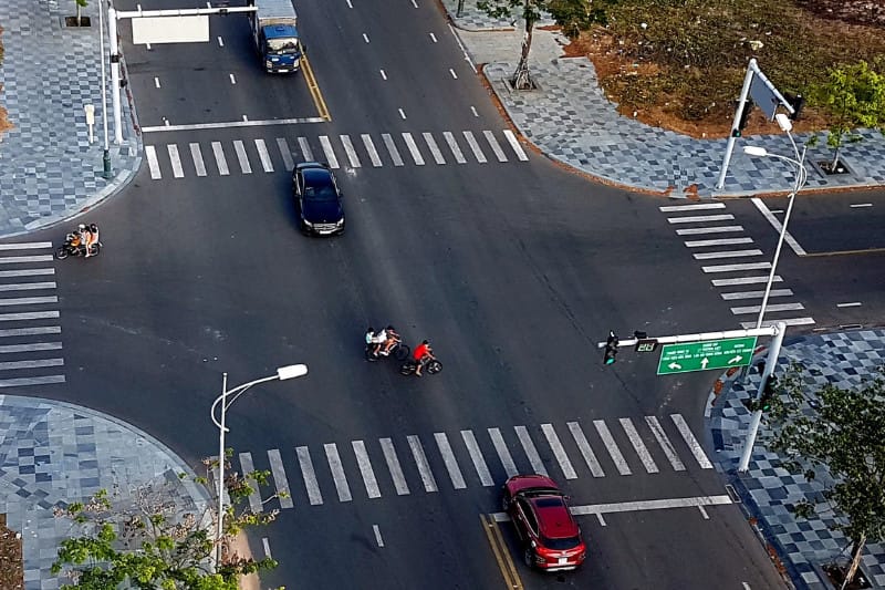 Tài xế đang quan sát biển báo W.234 giao nhau với đường 2 chiều trước khi vào ngã tư.