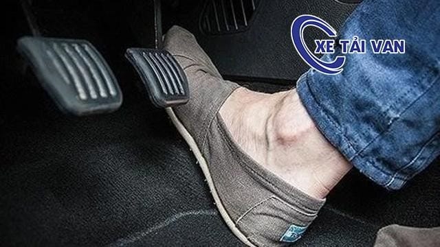 Tài xế đang thực hiện kỹ thuật đề ba phức tạp bằng cách phối hợp gót chân và mũi chân