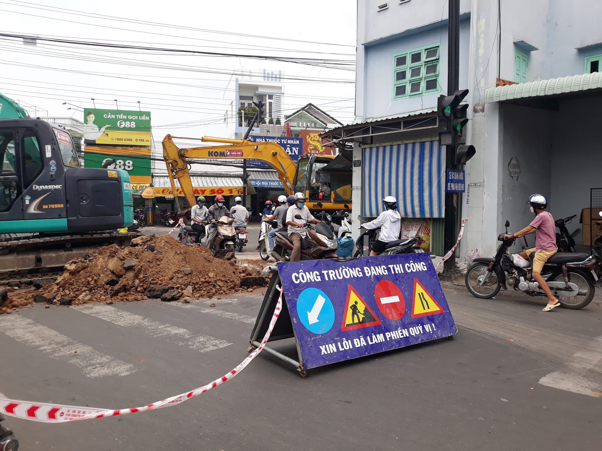 Tài xế điều chỉnh khoảng cách và tốc độ hợp lý trong điều kiện giao thông bất lợi