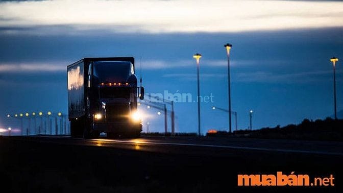 Tài xế giao hàng đêm bằng xe tải van tại khu vực Thủ Đức