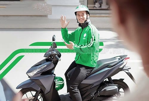 Tài xế GrabBike sử dụng ứng dụng di động để nhận chuyến, minh họa cho việc chạy Grab kiếm tiền.