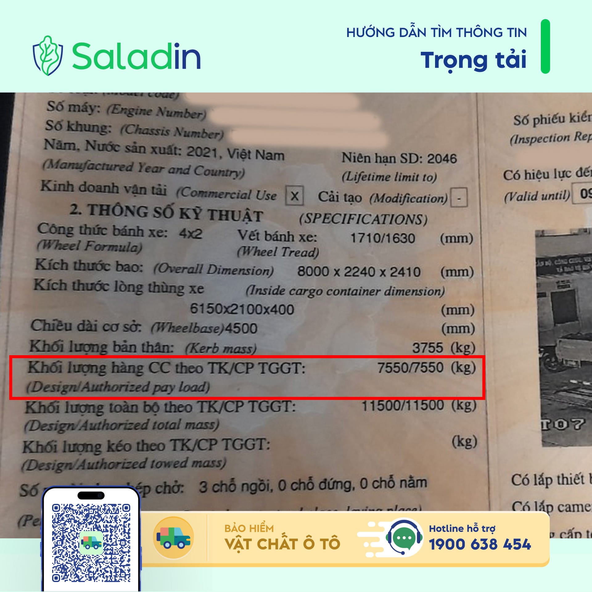 tài xế ô tô kiểm tra thông số trọng tải trên cửa xe tải trước khi khởi hành