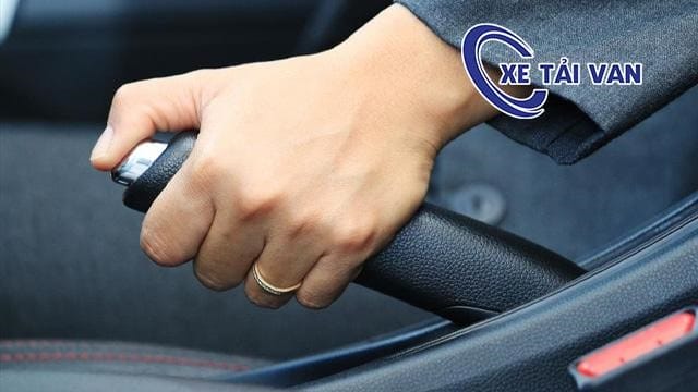 Tài xế sử dụng phanh tay để giữ xe trên dốc, minh họa kỹ thuật đề ba an toàn