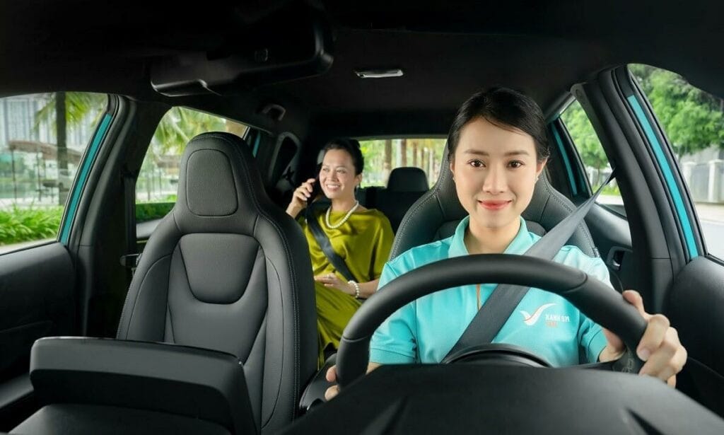 Tài xế Taxi Xanh VinFast SM kiểm tra xe trước khi bắt đầu ca làm