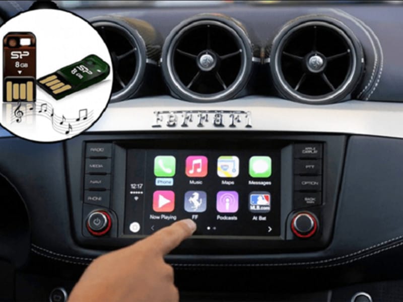 Tài xế thoải mái tận hưởng các bản nhạc yêu thích sau khi đã chép nhạc vào USB cho xe hơi.