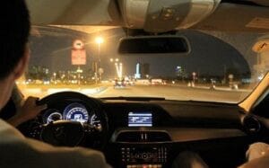 Tài xế xe tải đang kiểm tra lốp xe bị thủng trên đường, chờ dịch vụ vá vỏ lưu động gần đây
