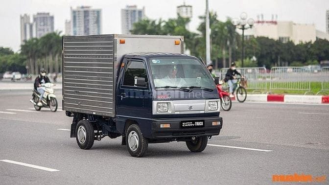 Tài xế xe tải đường dài kiểm tra hàng hóa trước khi vận chuyển