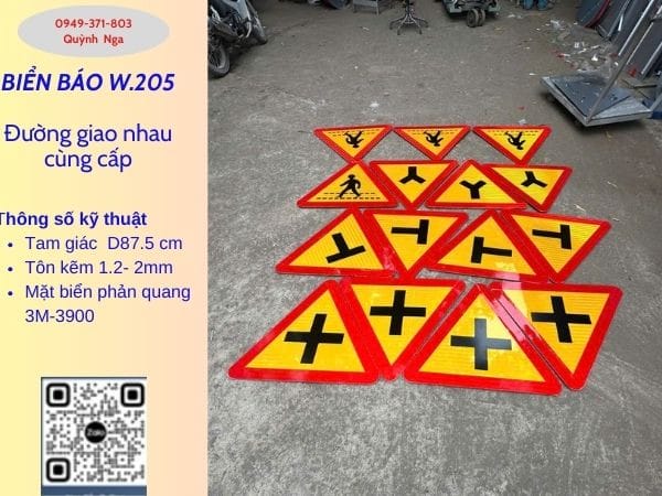 Tầm nhìn của biển báo đường giao nhau cùng cấp W.205 vào ban đêm với vật liệu phản quang