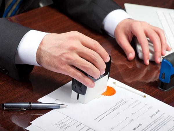 Tập hợp đầy đủ giấy tờ là bước đầu tiên và quan trọng nhất trong thủ tục bán xe ô tô