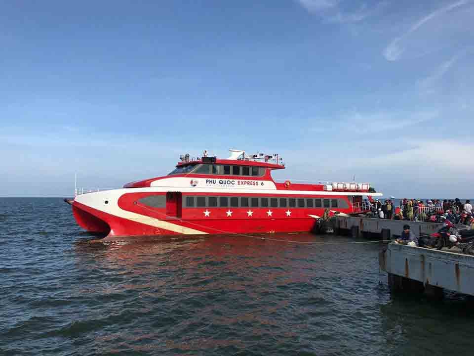 Tàu cao tốc Phú Quốc Express sẵn sàng rời cảng Rạch Giá, lựa chọn di chuyển nhanh chóng cho hành khách từ bến xe Rạch Giá