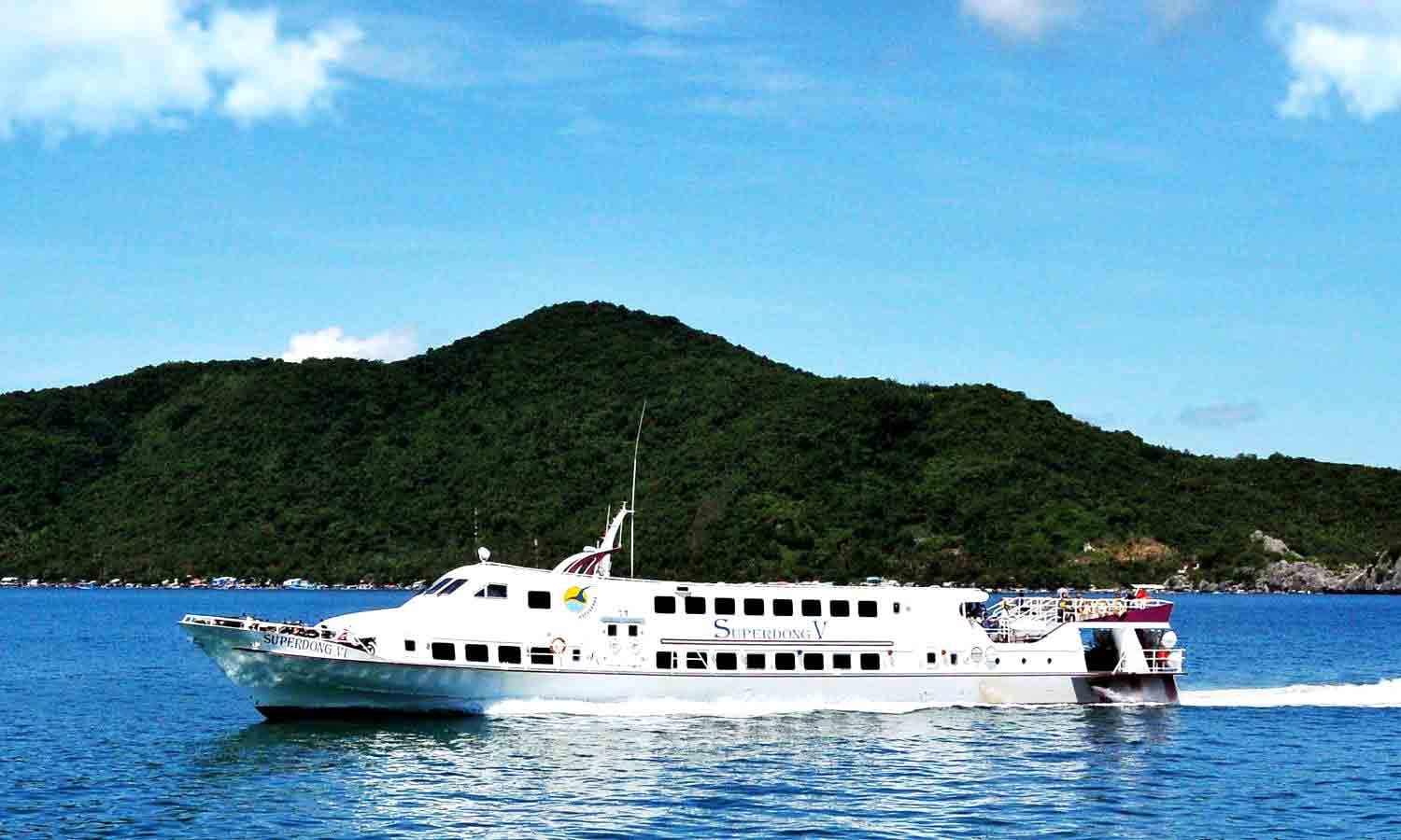 Tàu cao tốc Superdong tại bến cảng Rạch Giá, phương tiện quen thuộc cho du khách sau khi đến bến xe Rạch Giá