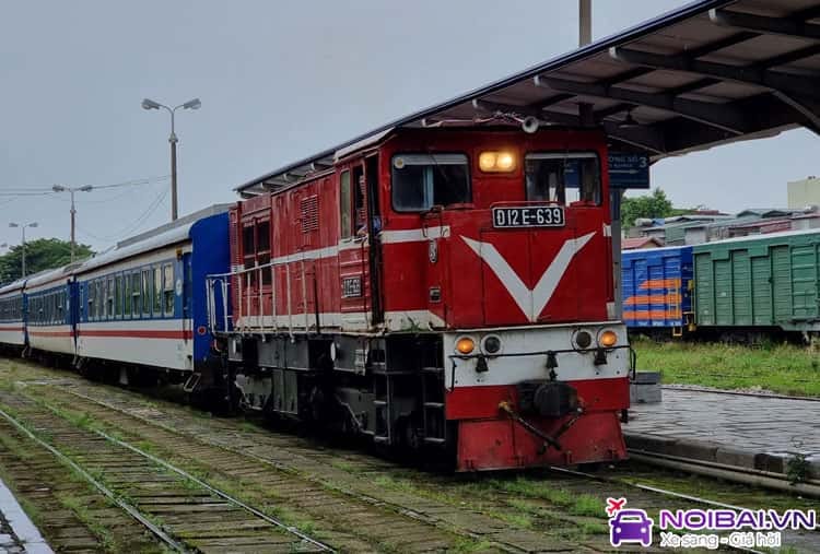 Tàu hỏa đang di chuyển, một giải pháp vận tải khác song song với xe buýt Hải Dương Hà Nội.