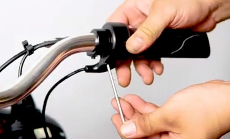 Tay ga xe điện bị hỏng là nguyên nhân phổ biến khiến xe điện vặn ga lúc chạy lúc không.