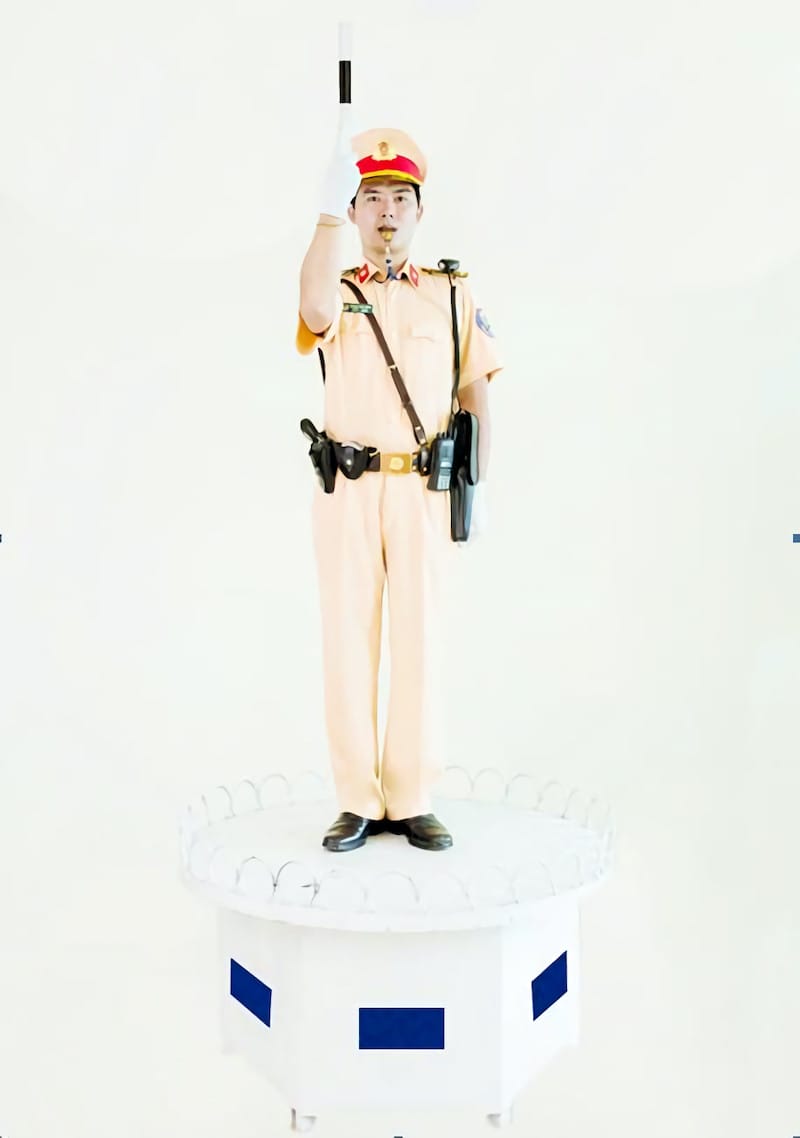 Tay giơ thẳng đứng - Dừng mọi hướng