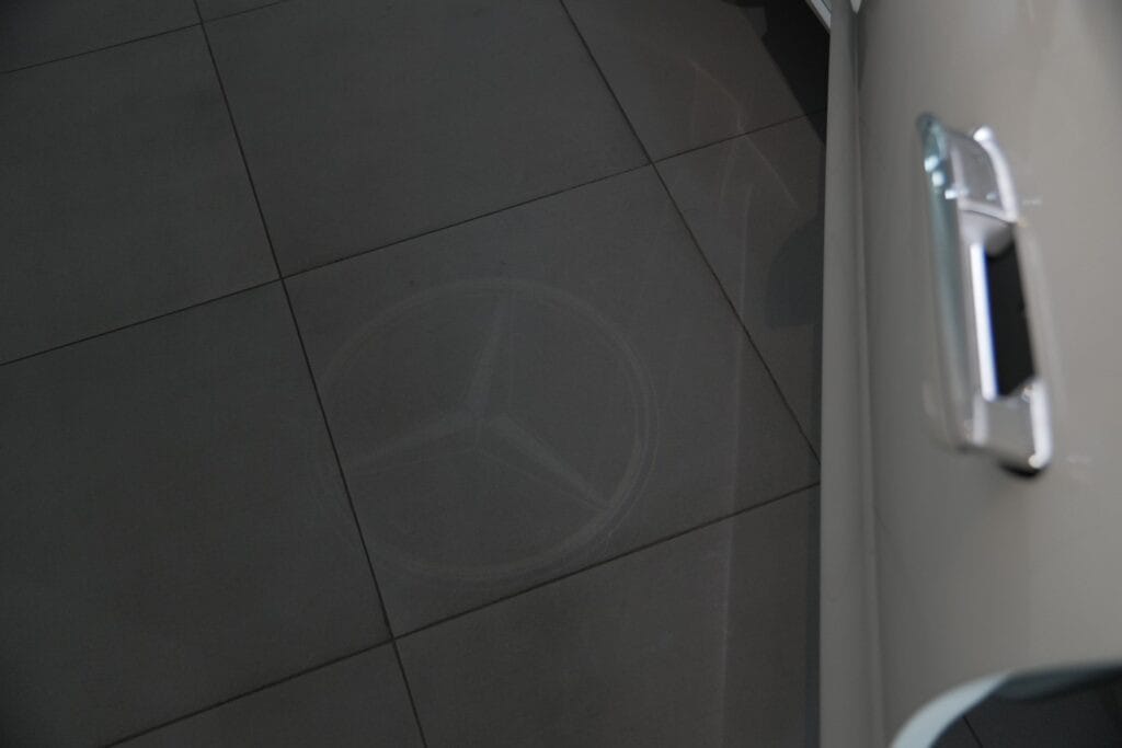 Tay nắm cửa dạng ẩn trên Mercedes S450 Luxury hiện đại và tinh tế.