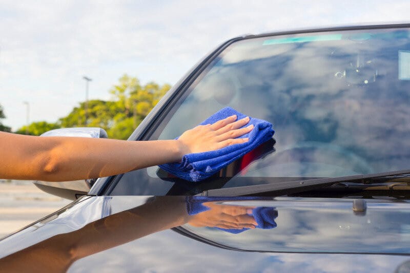 Tẩy ố kính ô tô tại nhà với các nguyên liệu đơn giản như chanh, giấm