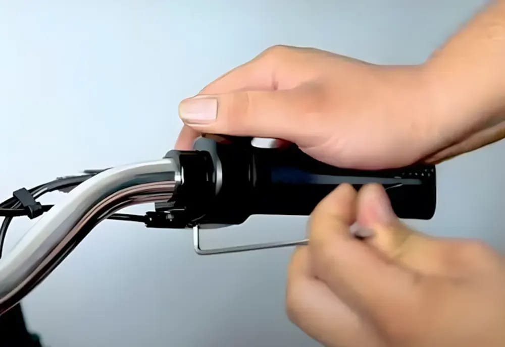Tay thắng bị lỗi có thể khiến xe đạp điện ga lên xe chạy giật giật.