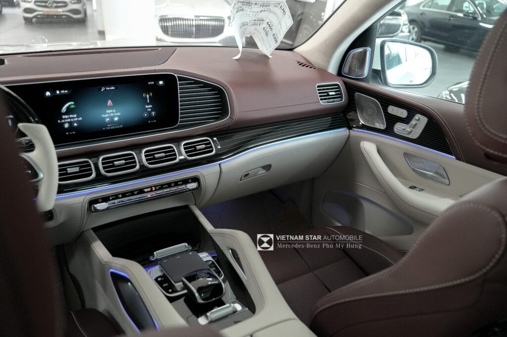Tay vịn mạ chrome và chi tiết nội thất tinh tế trong Mercedes Maybach GLS 480