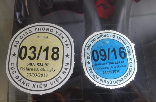 Tem chứng nhận phí đường bộ oto 5 chỗ trên kính chắn gió