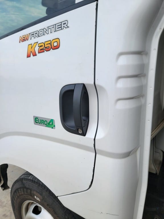 Tem nhãn hiệu xe KIA K250 dán ở cửa xe
