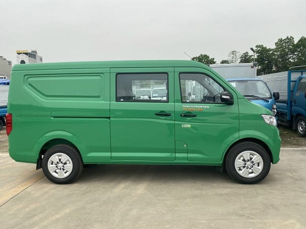 Thaco Frontier TF450V 5S 5 chỗ màu xanh lam nổi bật