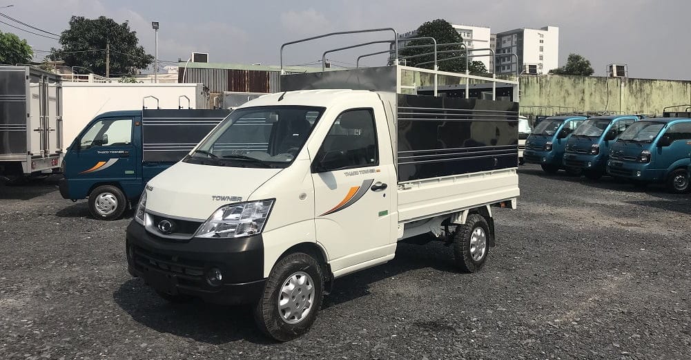 Thaco Towner 990kg phiên bản thùng mui bạt màu xanh đậu trên đường