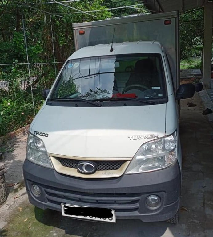 Thaco Towner 990kg thùng kín màu trắng đậu trên sân bê tông