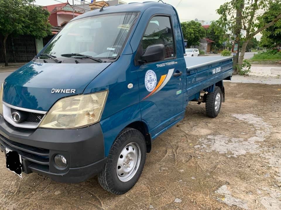 Thaco Towner 990kg thùng lửng màu xanh đậu ven đường