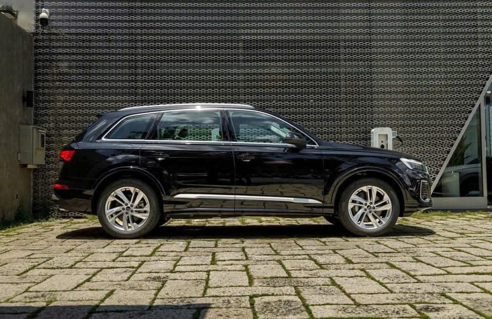 Thân xe Audi Q7 với những đường dập nổi tinh tế và sang trọng