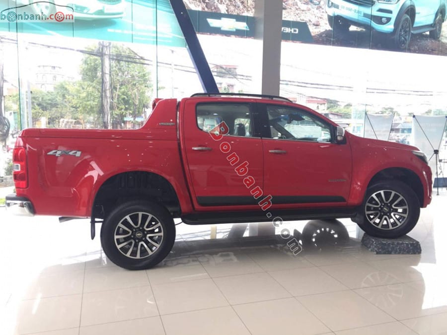 Thân xe bán tải Chevrolet Colorado nổi bật với thiết kế cơ bắp và mâm xe hợp kim